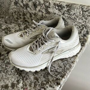 Brooks Ghost White Running Shoes size 9.5